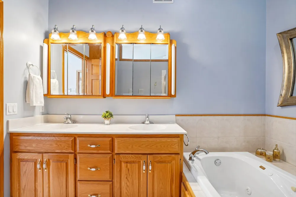 7247 Lake Ridge Drive Savage, MN 55378