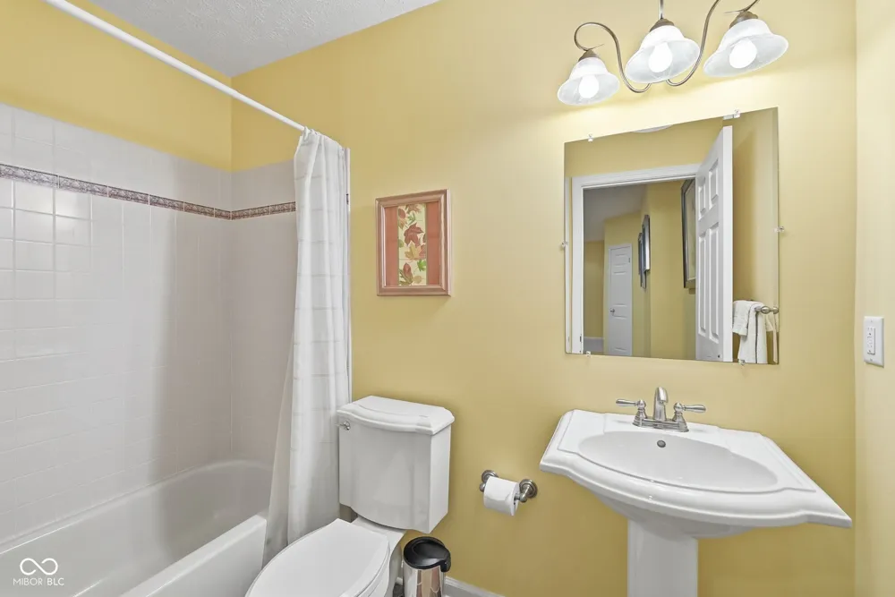 4814 Goldenrain Court Indianapolis, IN 46237