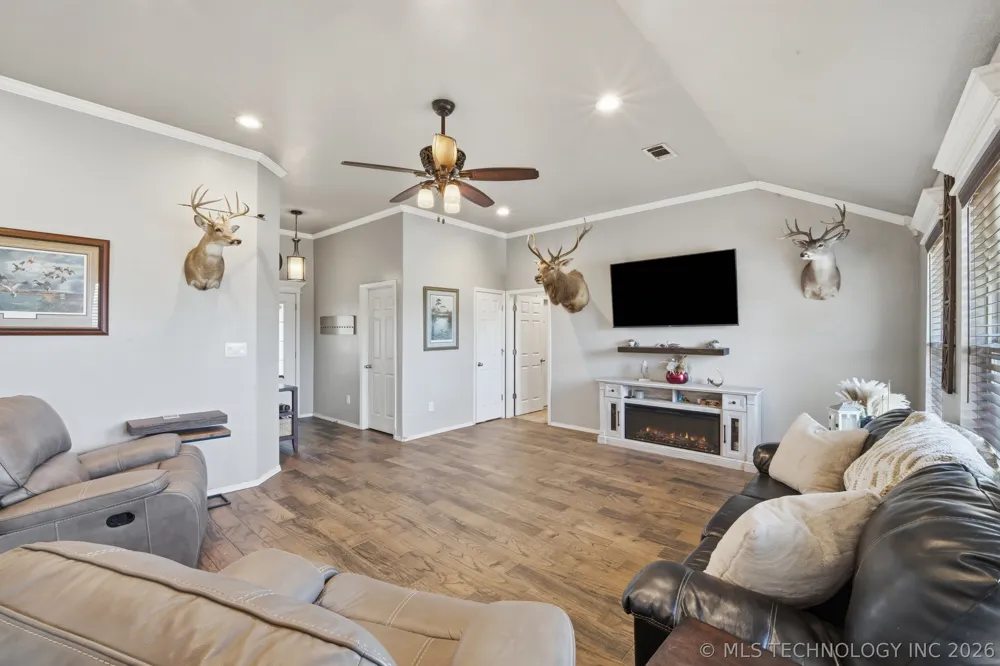 2111 S Javine Street Skiatook, OK 74070