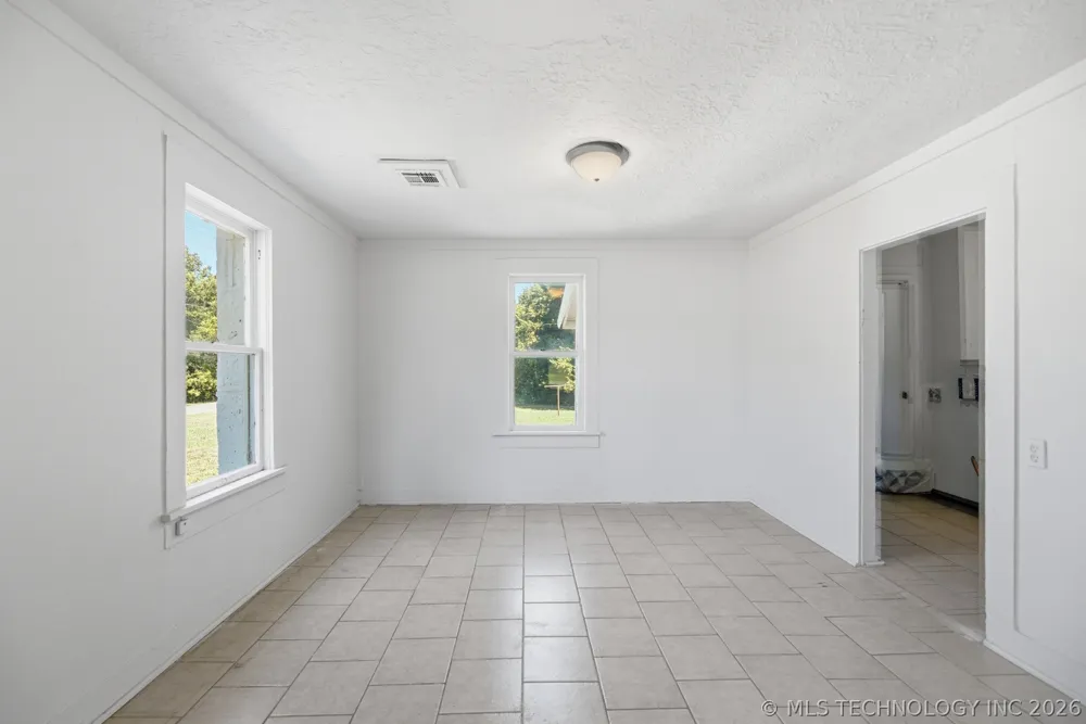 329 W Oak Street Coweta, OK 74429