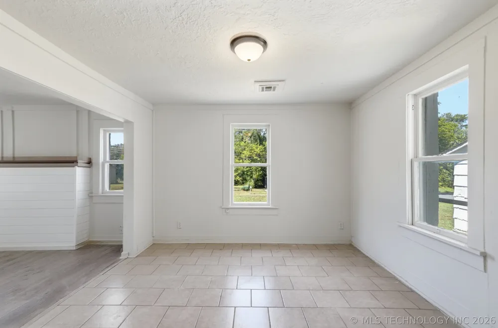 329 W Oak Street Coweta, OK 74429