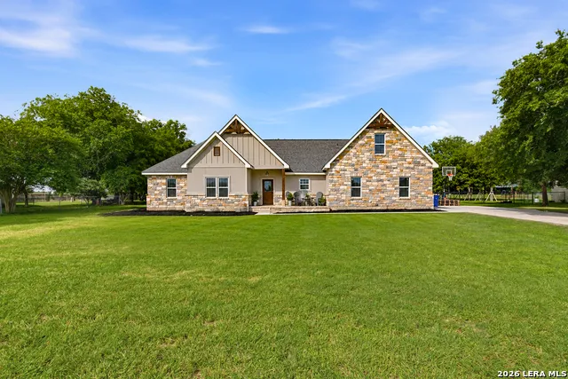 140 OAK SPRINGS DR Seguin, TX 78155