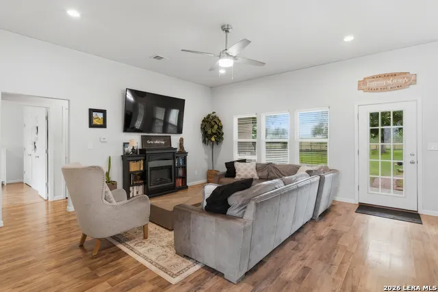 140 OAK SPRINGS DR Seguin, TX 78155