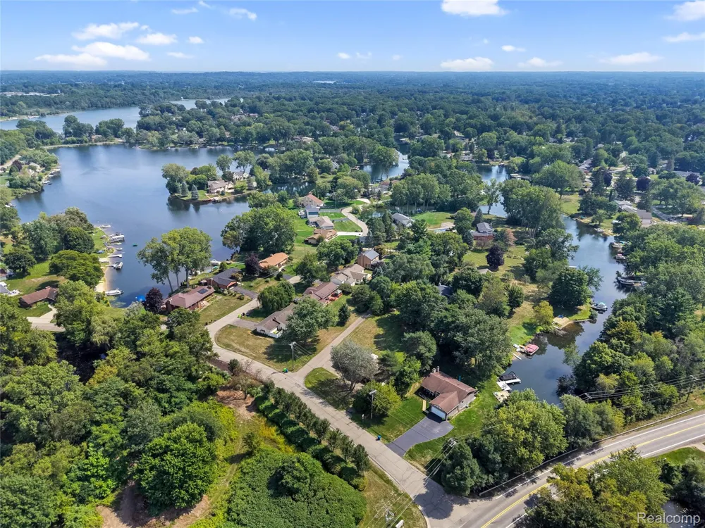 6970 Biscayne Avenue White Lake Charter Township, MI 48383