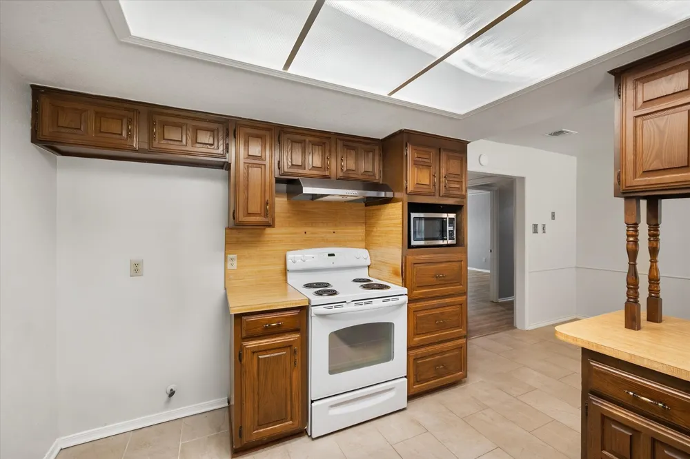 729 NW Charlyne Drive Burleson, TX 76028