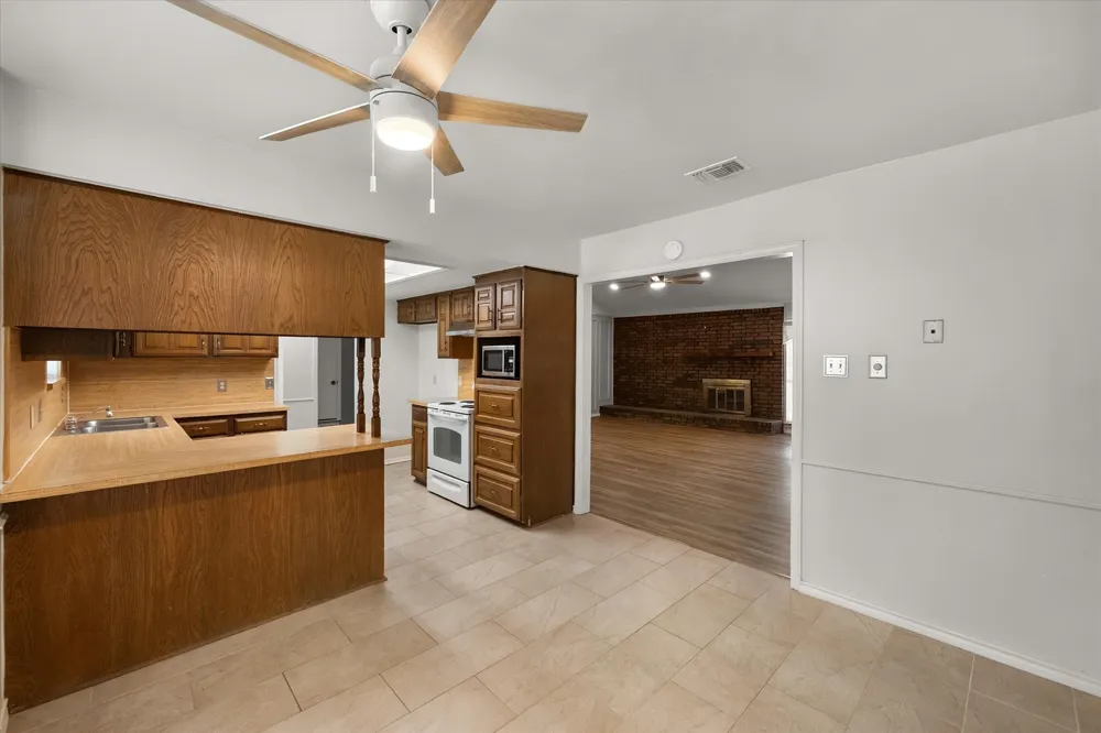 729 NW Charlyne Drive Burleson, TX 76028