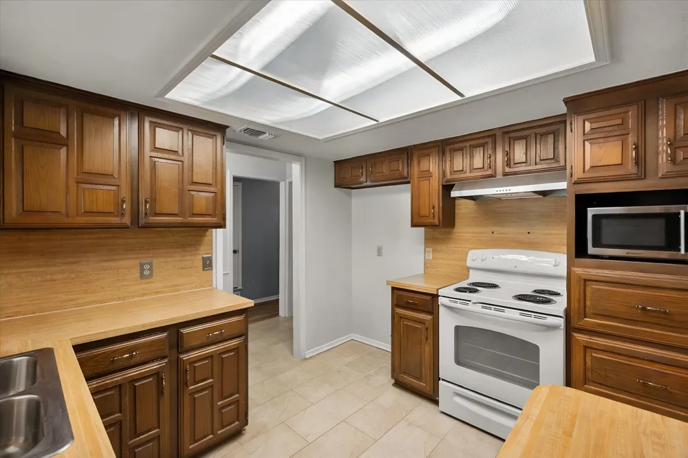 729 NW Charlyne Drive Burleson, TX 76028
