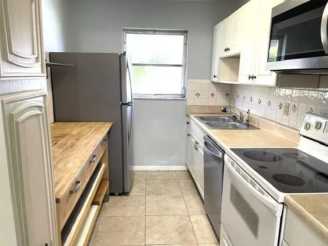 892 HIGH POINT BOULEVARD #B Delray Beach, FL 33445