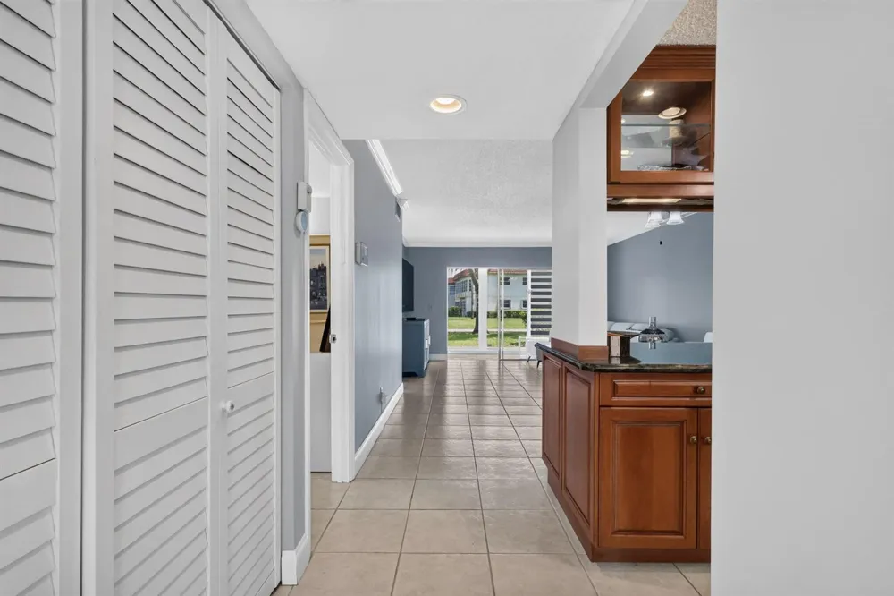 22 ABBEY LANE #101 Delray Beach, FL 33446