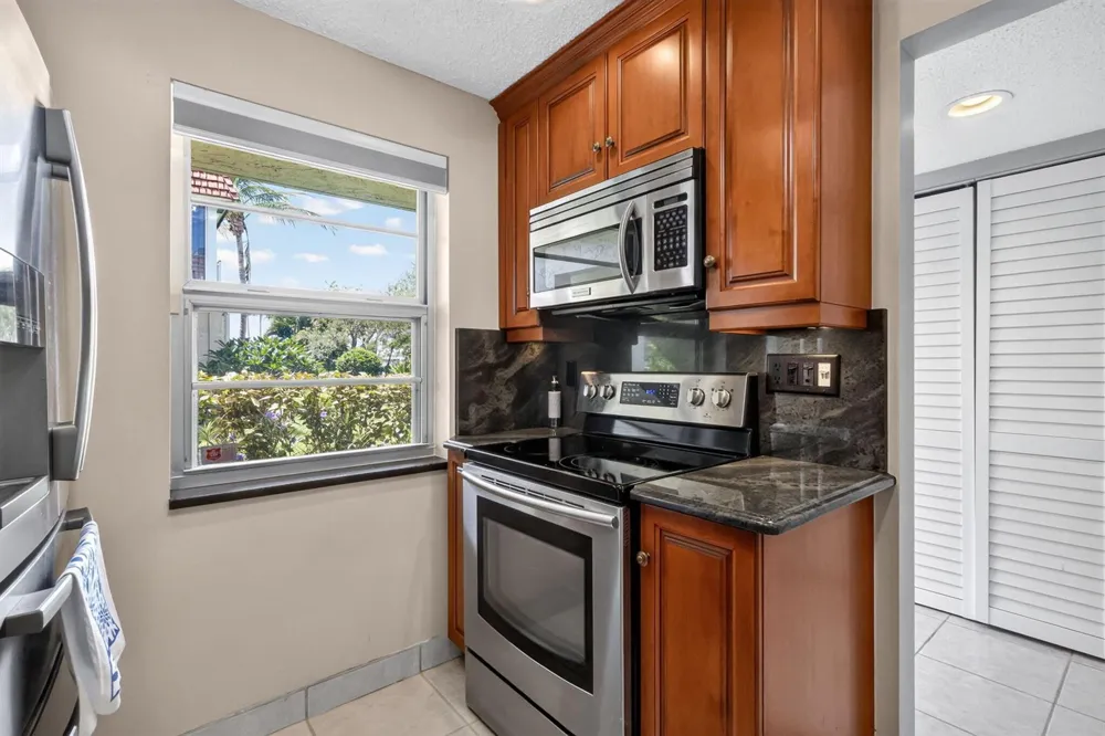 22 ABBEY LANE #101 Delray Beach, FL 33446
