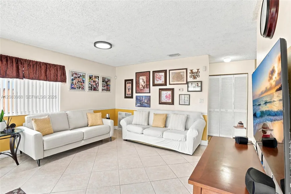 18209 NW 61st Ct Hialeah, FL 33015