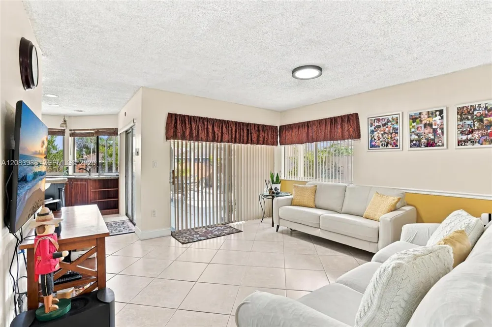 18209 NW 61st Ct Hialeah, FL 33015
