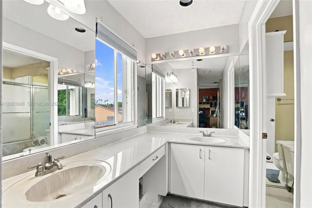 18209 NW 61st Ct Hialeah, FL 33015