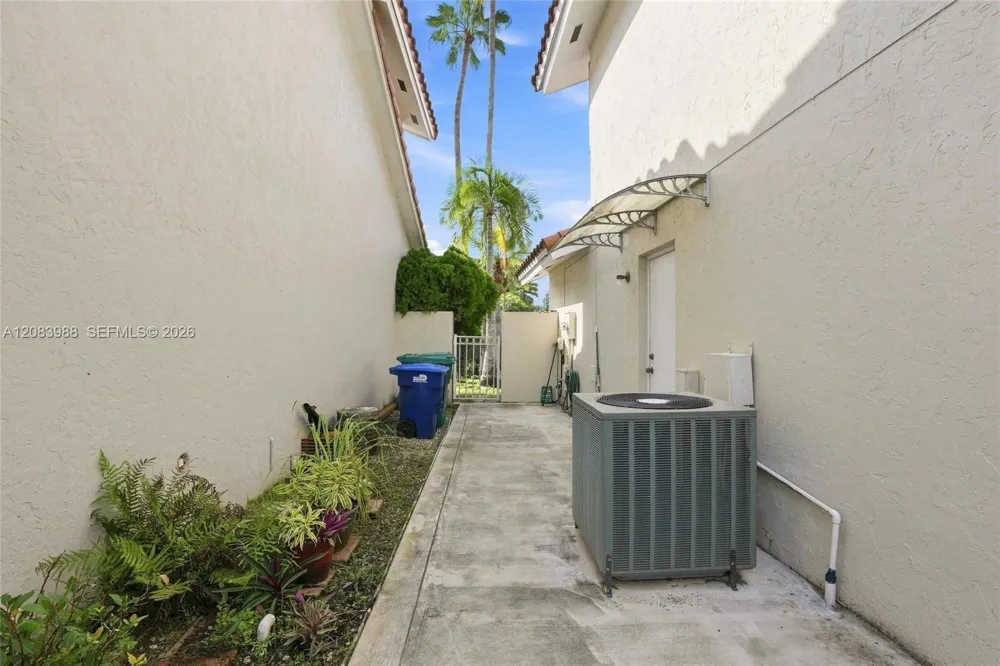 18209 NW 61st Ct Hialeah, FL 33015