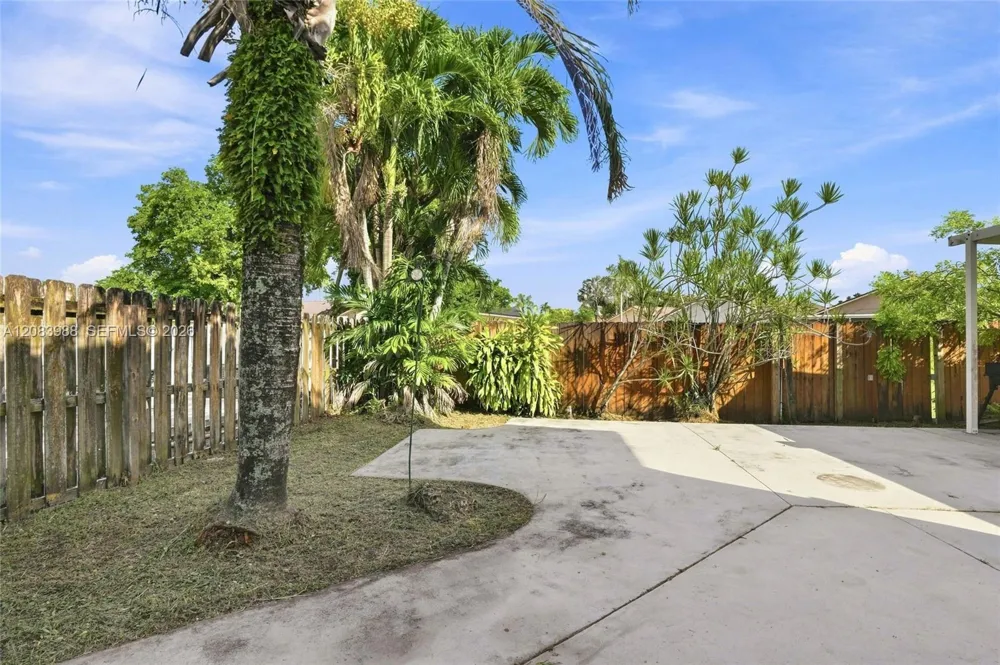 18209 NW 61st Ct Hialeah, FL 33015