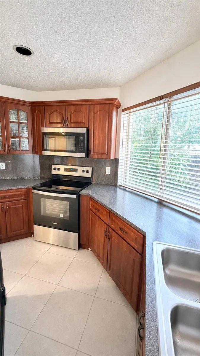 18209 NW 61st Ct Hialeah, FL 33015