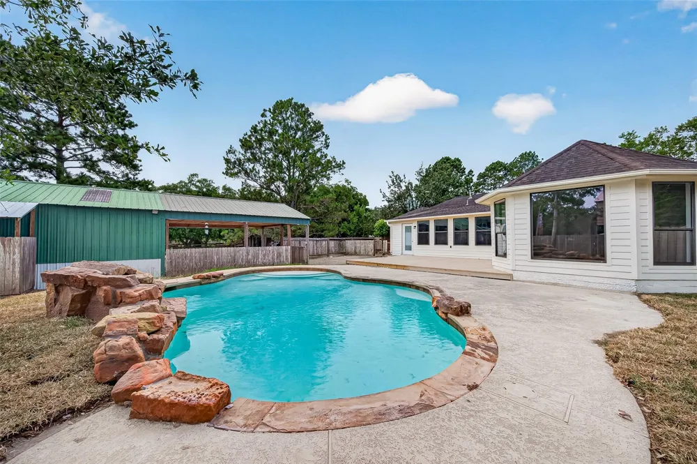 1643 County Road 540 Alvin, TX 77511