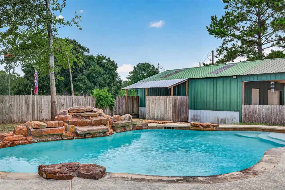 1643 County Road 540 Alvin, TX 77511