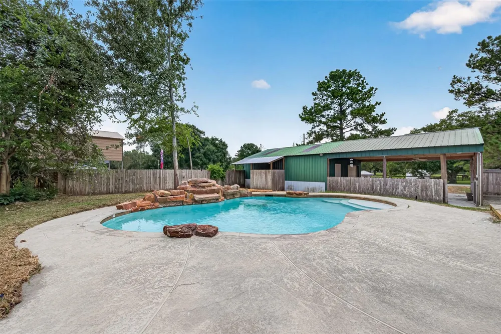 1643 County Road 540 Alvin, TX 77511