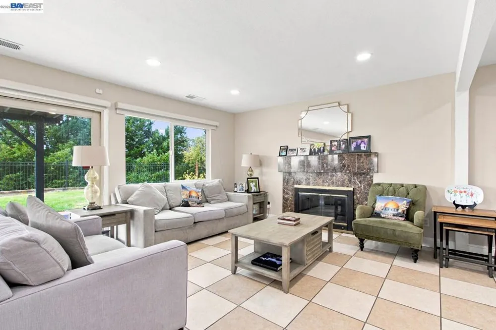 3814 Painted Pony Rd El Sobrante, CA 94803