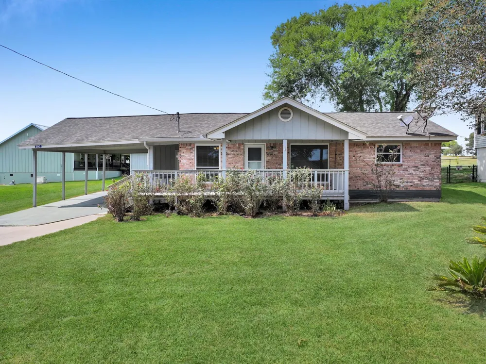 300 Fishermans Bend Dr Point Blank, TX 77364