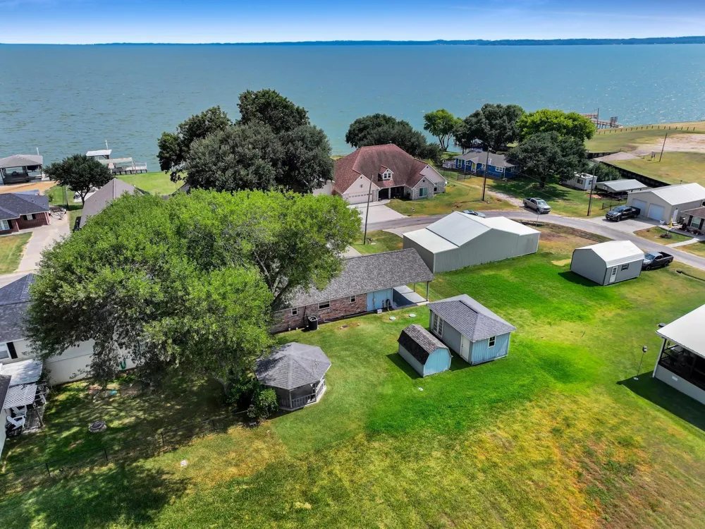 300 Fishermans Bend Dr Point Blank, TX 77364