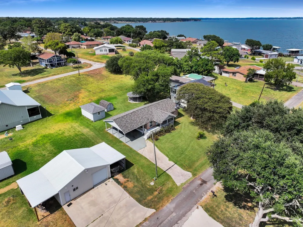 300 Fishermans Bend Dr Point Blank, TX 77364