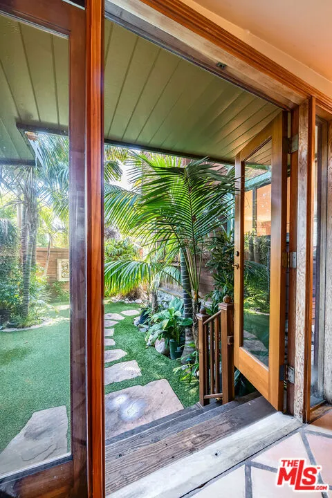 454 East Rustic Road Santa Monica, CA 90402