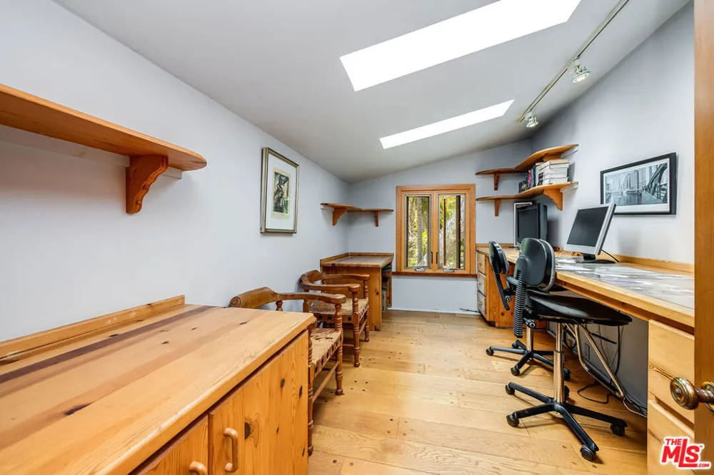 454 East Rustic Road Santa Monica, CA 90402