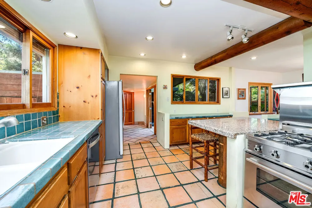454 East Rustic Road Santa Monica, CA 90402