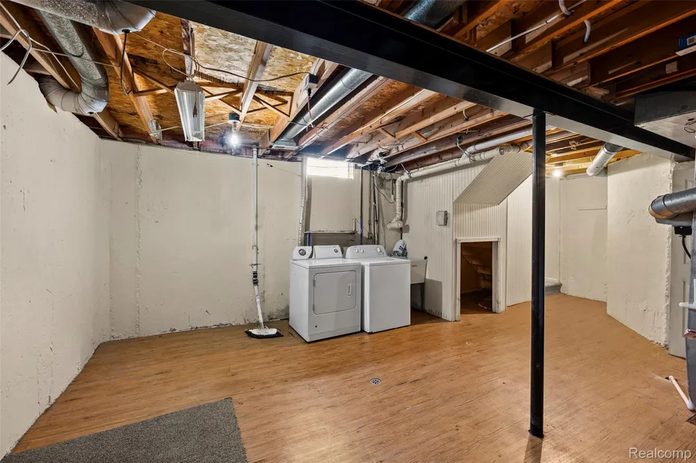 200 W Fraser Street Rochester City, MI 48307