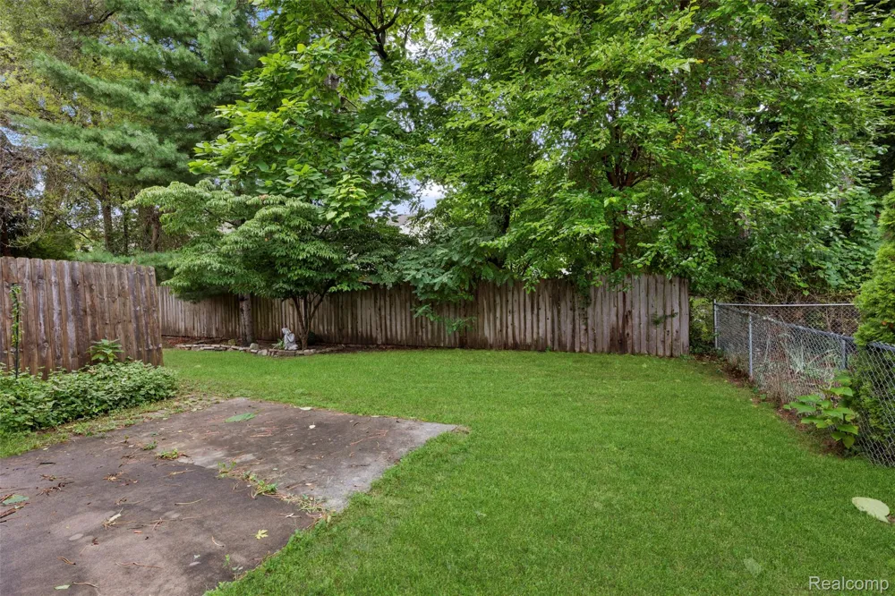 200 W Fraser Street Rochester City, MI 48307