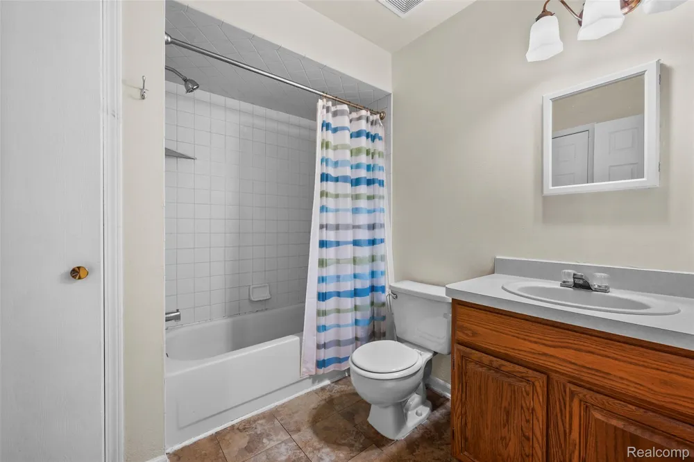 200 W Fraser Street Rochester City, MI 48307