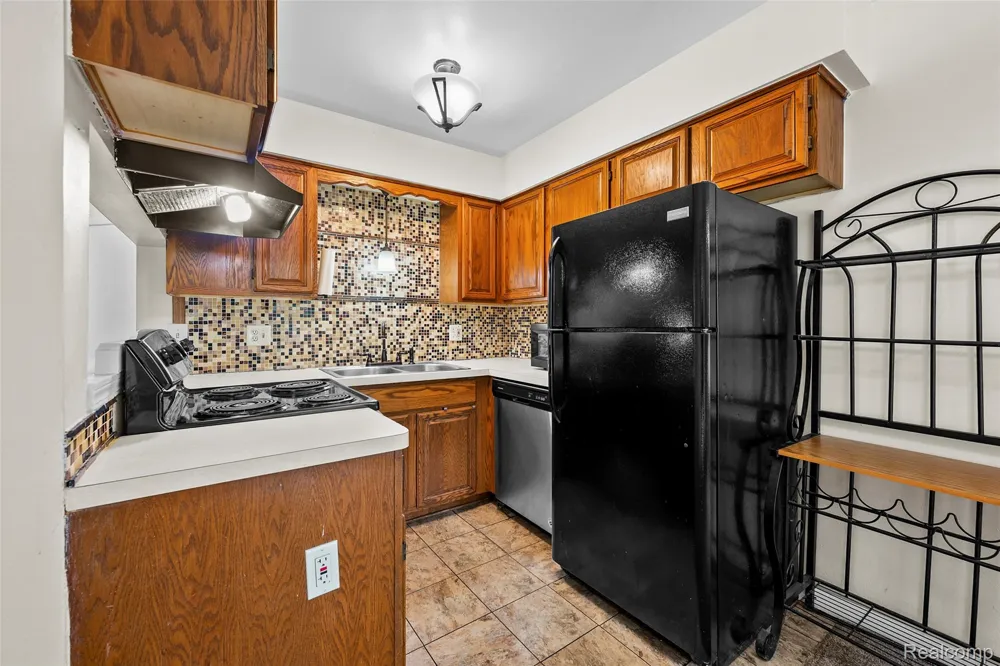200 W Fraser Street Rochester City, MI 48307
