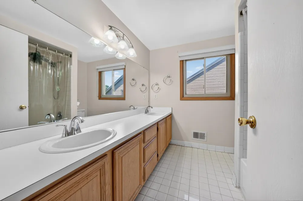 40219 Denbigh Drive Sterling Heights City, MI 48310