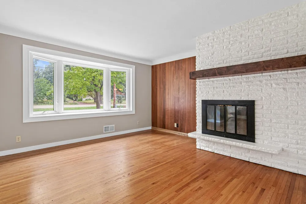3038 Victoria Street Roseville, MN 55113