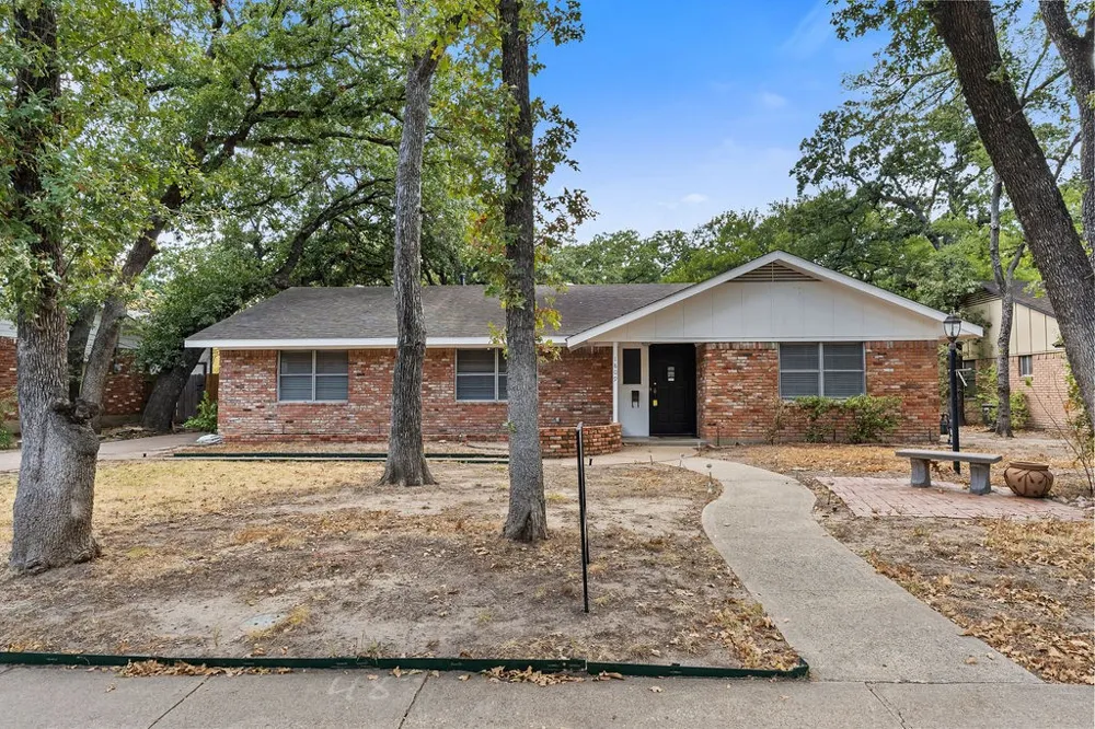 1809 Glenbrook Drive Irving, TX 75061