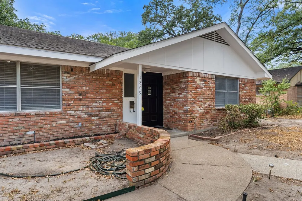 1809 Glenbrook Drive Irving, TX 75061
