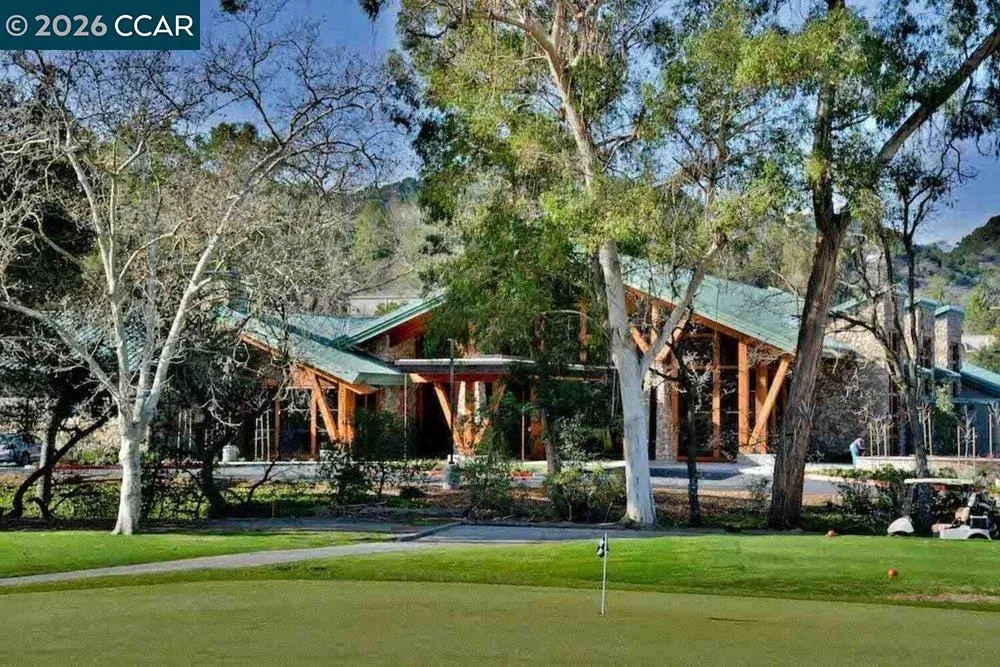 2500 Ptarmigan Dr #4 Walnut Creek, CA 94595