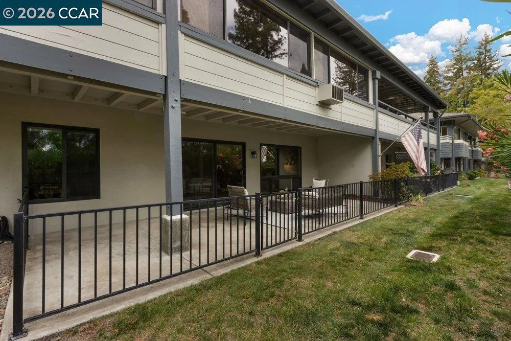 2500 Ptarmigan Dr #4 Walnut Creek, CA 94595