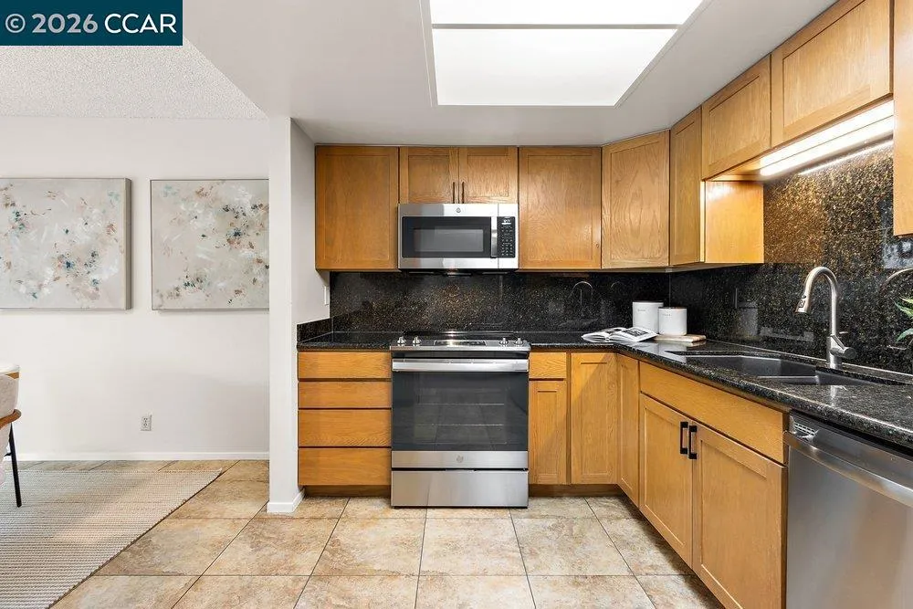2500 Ptarmigan Dr #4 Walnut Creek, CA 94595