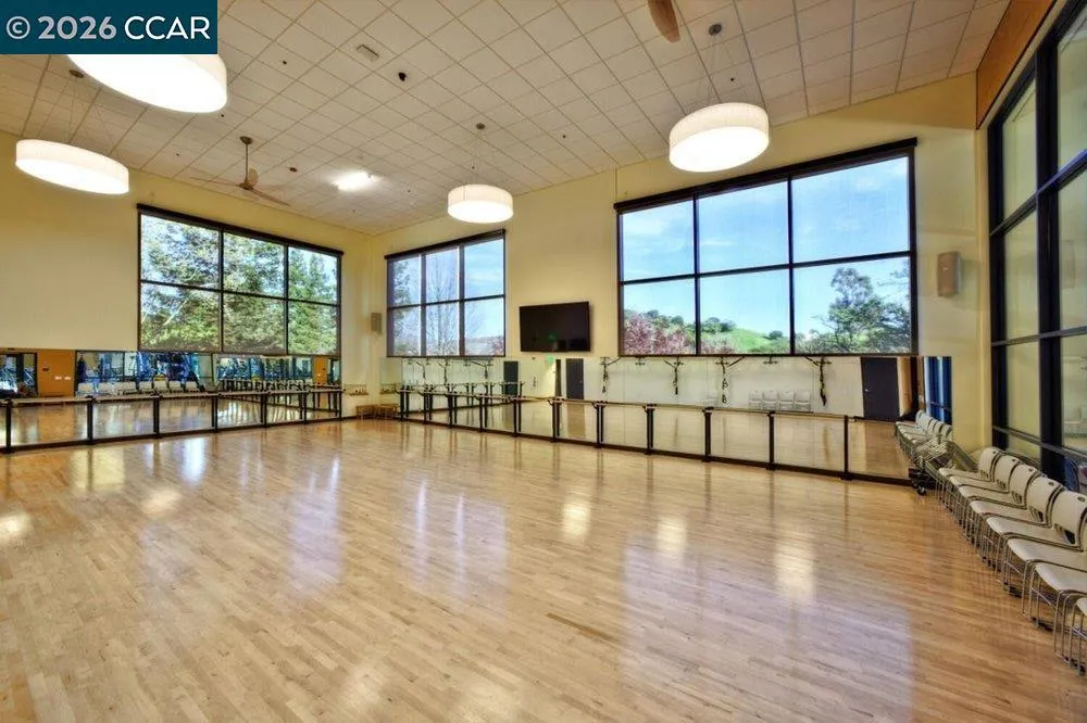 2500 Ptarmigan Dr #4 Walnut Creek, CA 94595