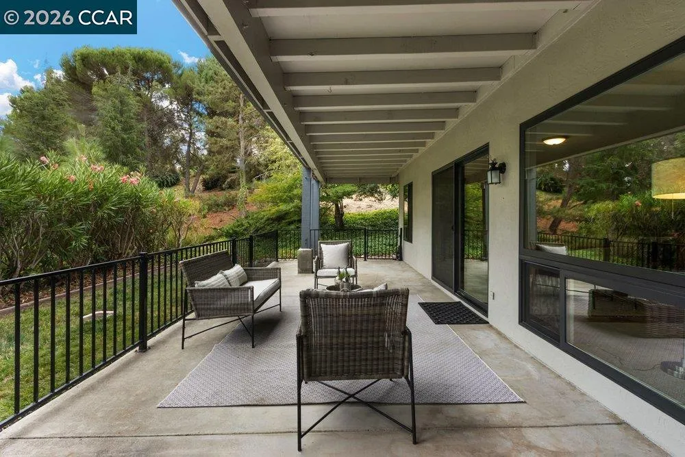 2500 Ptarmigan Dr #4 Walnut Creek, CA 94595
