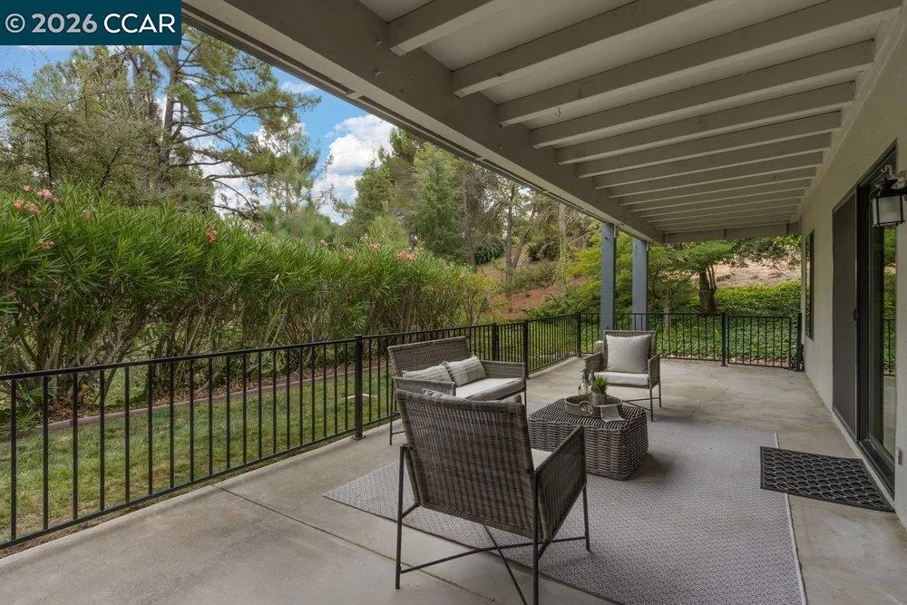 2500 Ptarmigan Dr #4 Walnut Creek, CA 94595