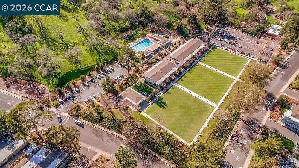 2500 Ptarmigan Dr #4 Walnut Creek, CA 94595
