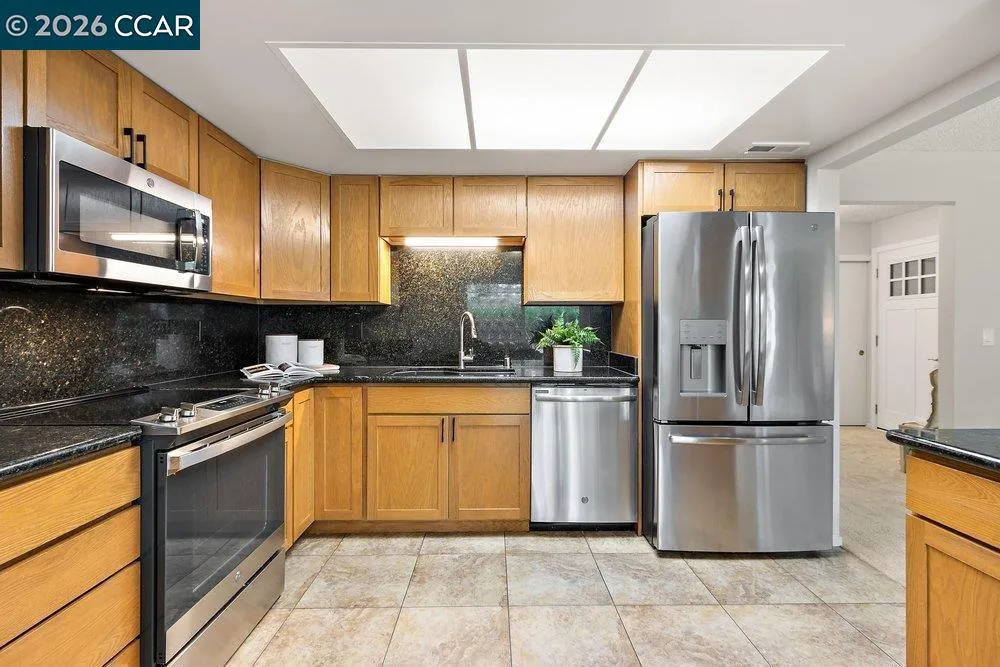 2500 Ptarmigan Dr #4 Walnut Creek, CA 94595