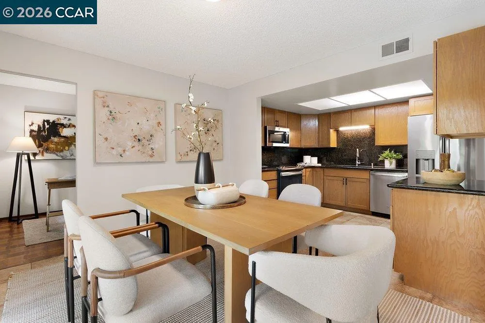 2500 Ptarmigan Dr #4 Walnut Creek, CA 94595