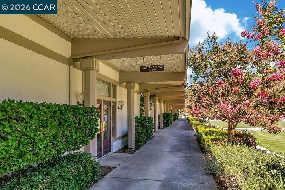 2500 Ptarmigan Dr #4 Walnut Creek, CA 94595