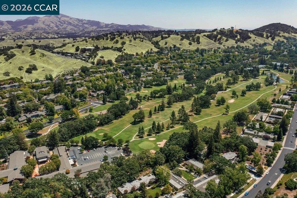 2500 Ptarmigan Dr #4 Walnut Creek, CA 94595