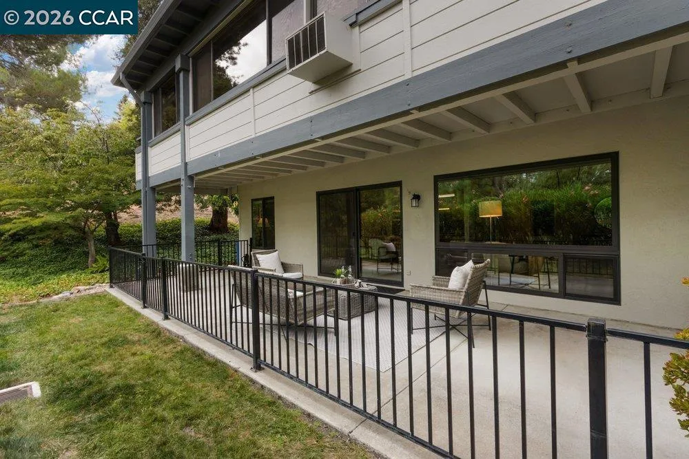 2500 Ptarmigan Dr #4 Walnut Creek, CA 94595